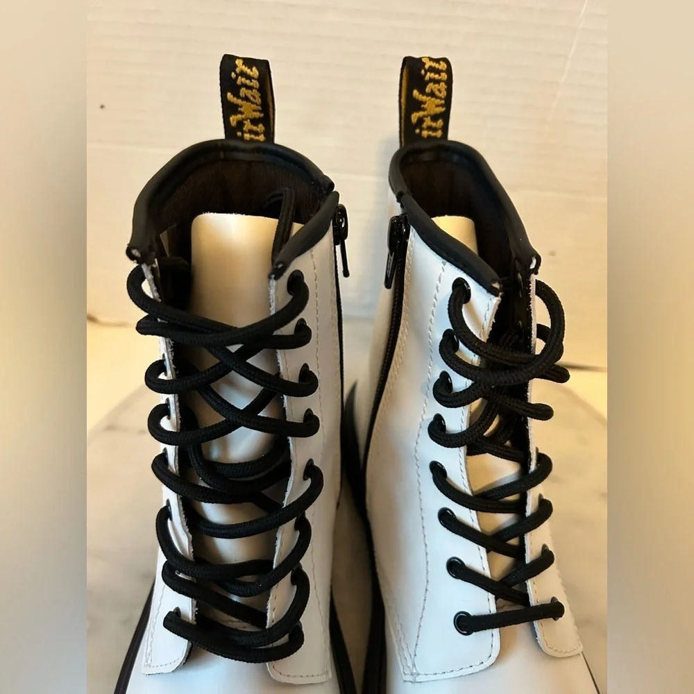 NWOT Dr. MARTENS WHITE JADON BOOT SMOOTH LEATHER PLATFORM GENDER NEUTRAL M6 W7